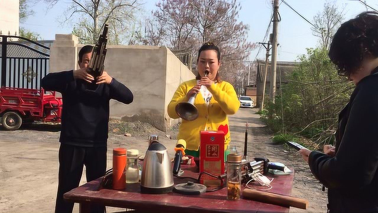 美女唢呐演奏祭灵吹奏一首孟姜女哭长城听哭了许多人