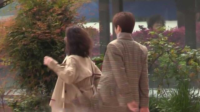 刘诗诗拍戏女神疑被搂肩揩油 愤怒挣脱甩开男配