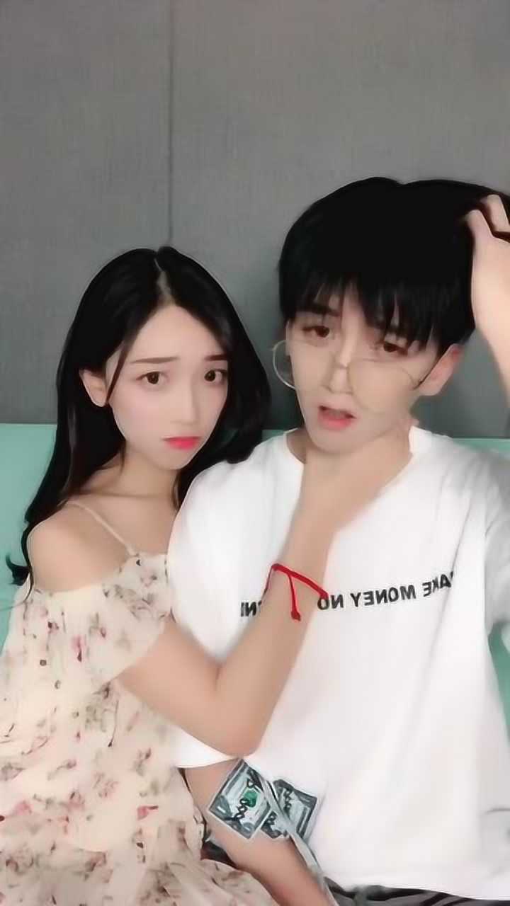 小姐姐怀疑男友有问题,掐着男友的脖子,网友:太无理取闹了!