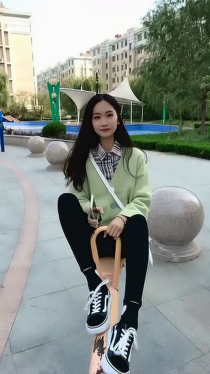 这个小姐姐真漂亮,穿搭休闲,美丽大方!