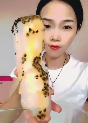 小姐姐吃自制百香果海绵冰,一口咬下去,酸爽冰脆