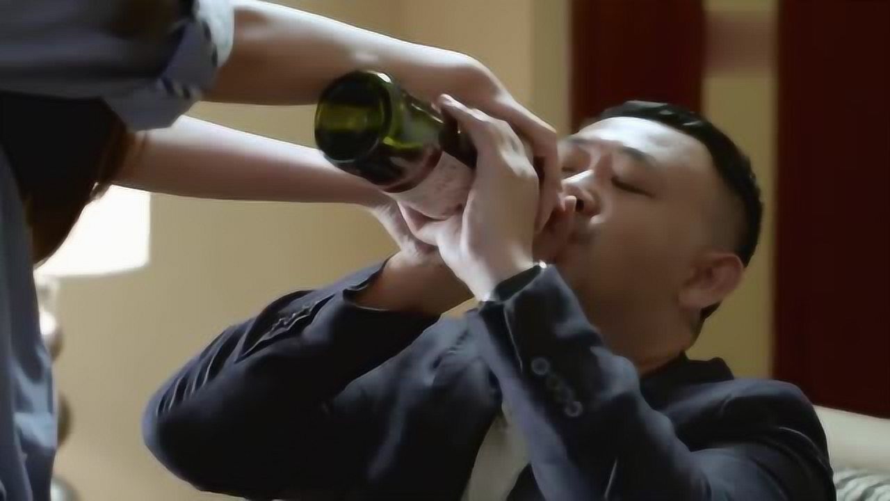 闺蜜和老公喝酒,不料两人喝醉酒失去理智,早晨起来尴尬了!_腾讯视频