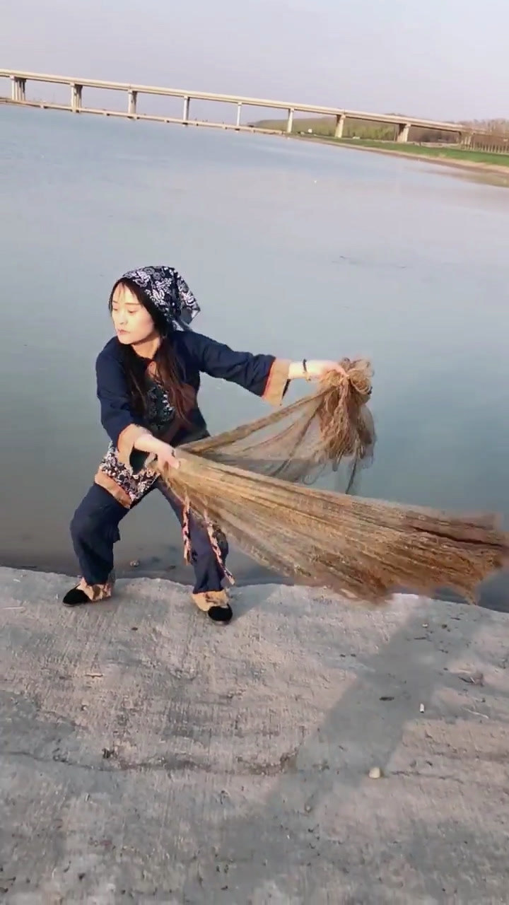 美女撒网的样子真的是太漂亮了啊