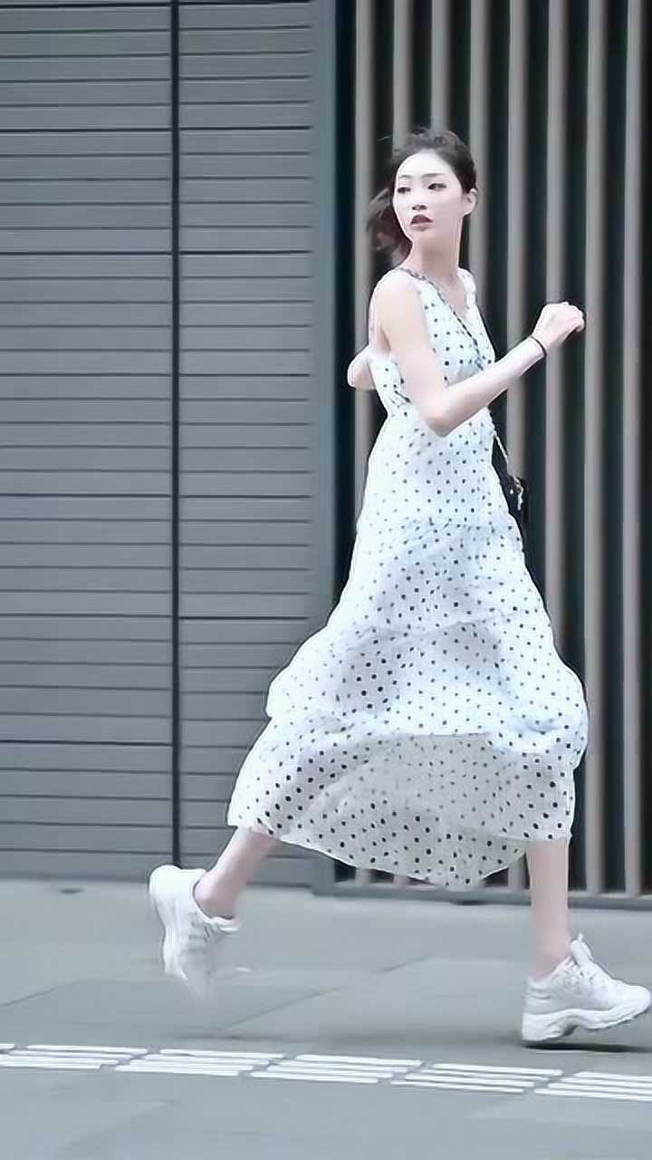 杭州街拍小姐姐穿长裙跑起来超好看注定是我们得不到的女人