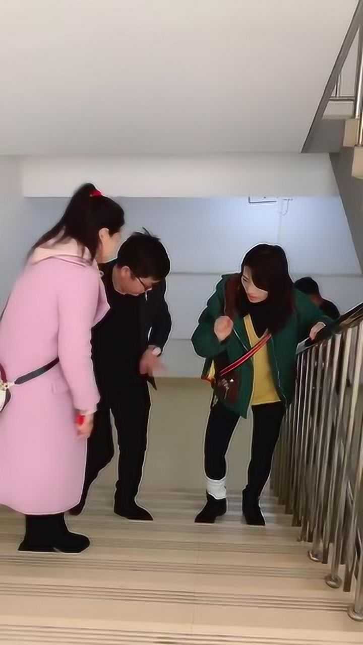 医院楼梯偶遇暖心一幕大哥乐于助人好人一生平安