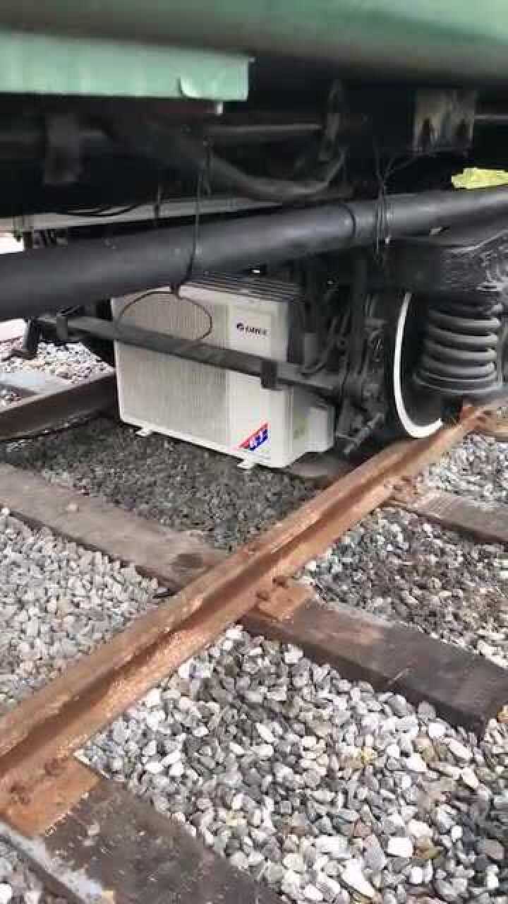 原来火车上的空调,是这样安装的呀网友活久见