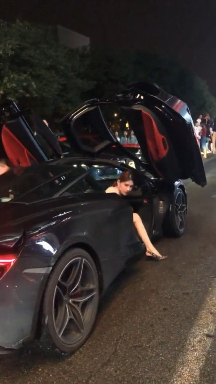 迈凯伦720s蝴蝶门的霸气美女下车关车门那刻展现了这台车的霸气