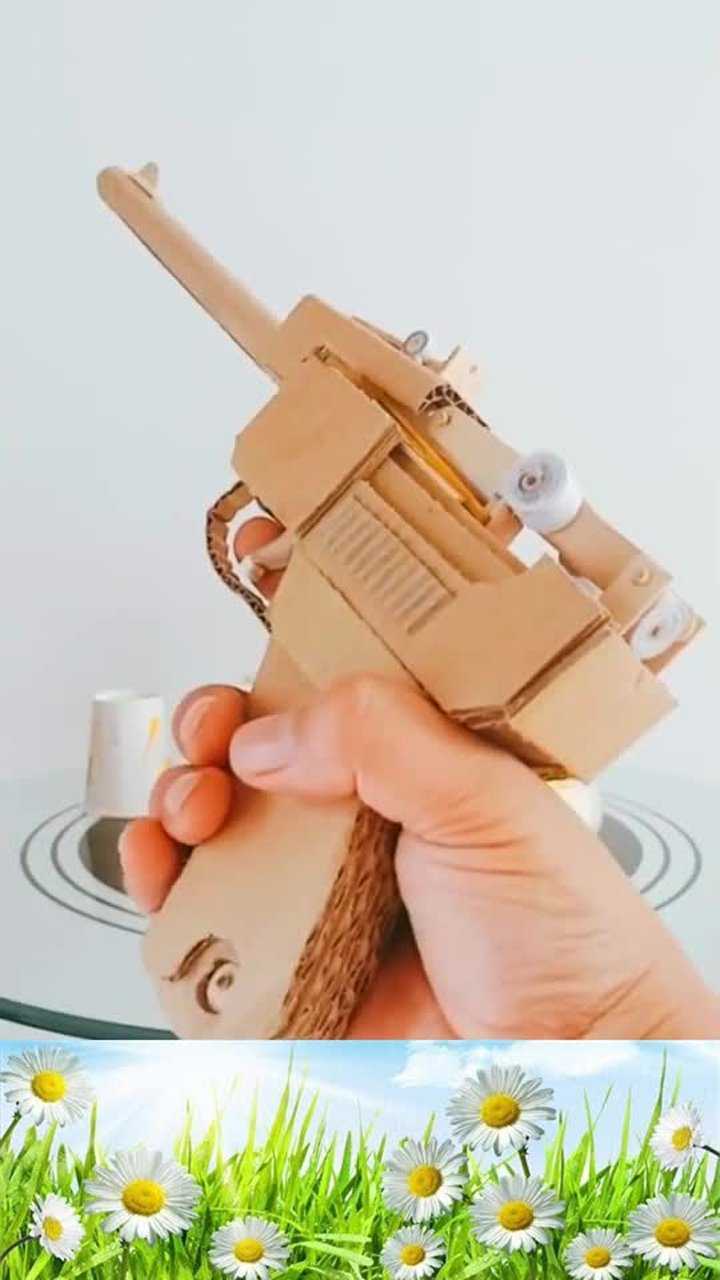 男子展示纸板做出来的玩具手枪网友还好你只会做玩具