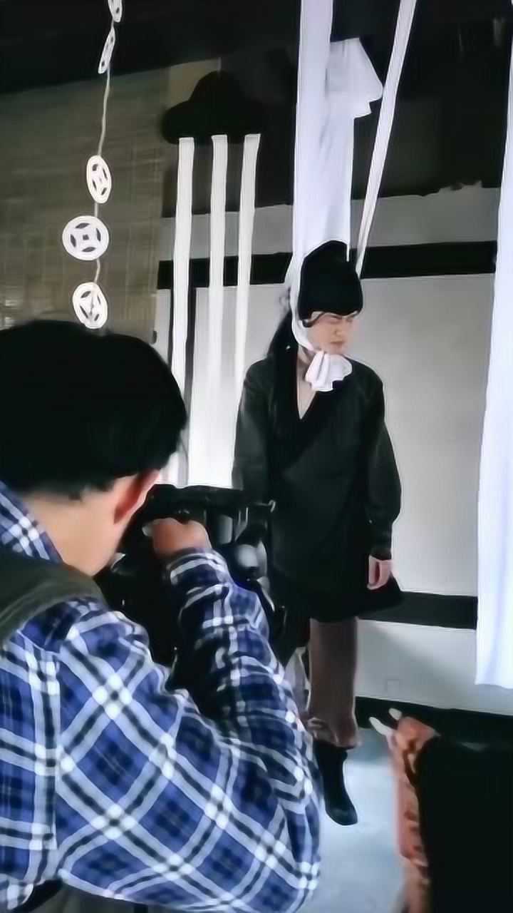 拍摄现场的意外美女正在演上吊没想到裤子被别人给脱下来了