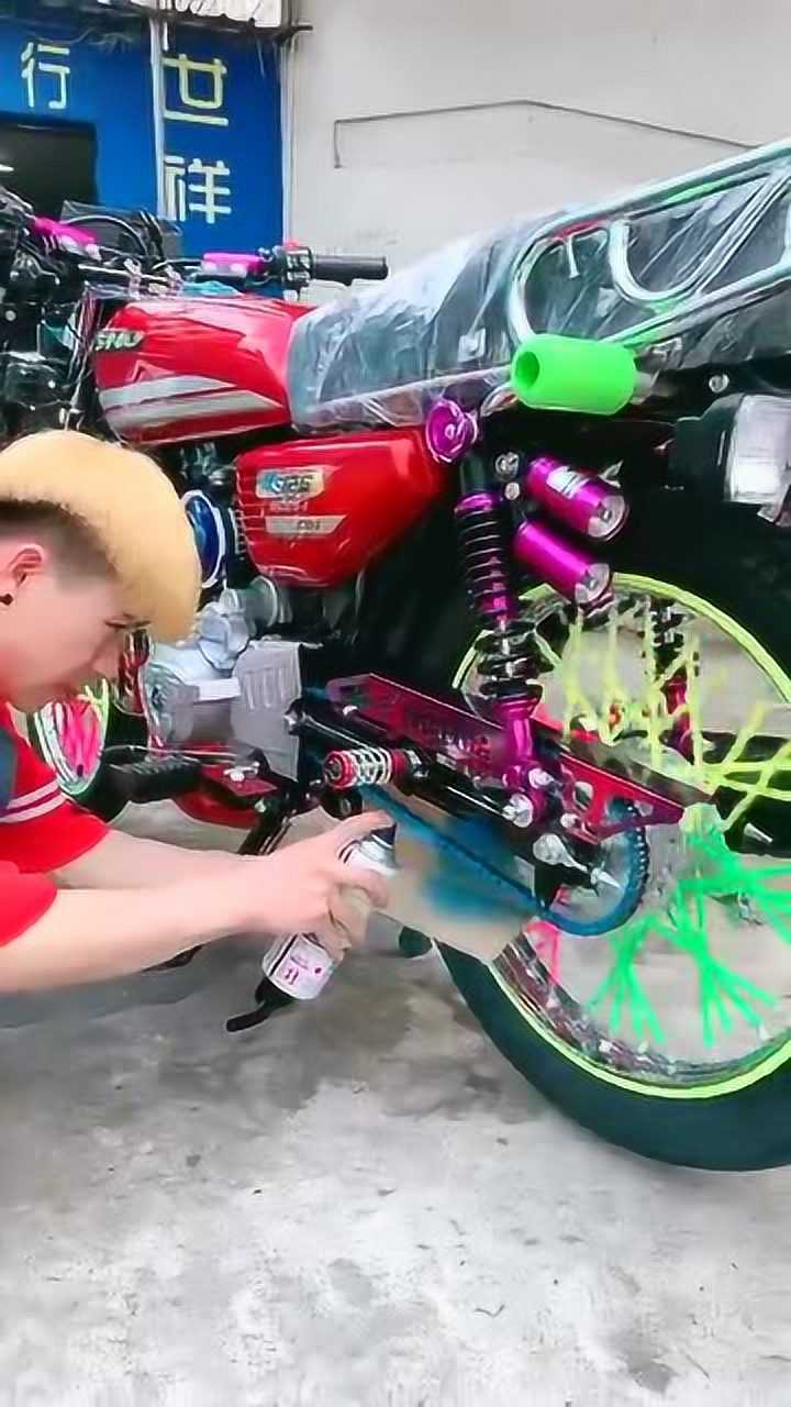 精神小伙的专属摩托车看这个颜色就觉得不正经能开上路吗
