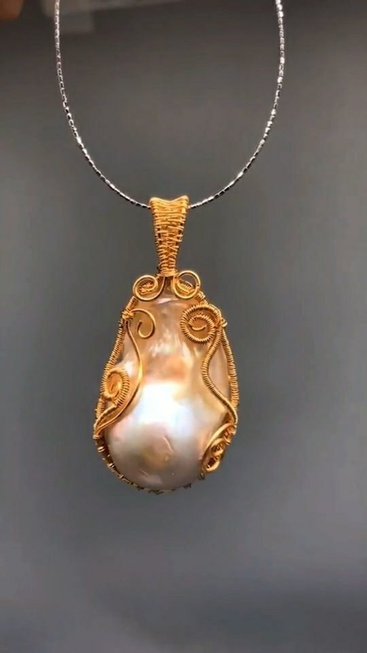 每一颗巴洛克珍珠都是独一无二的,没有经过任何的修饰