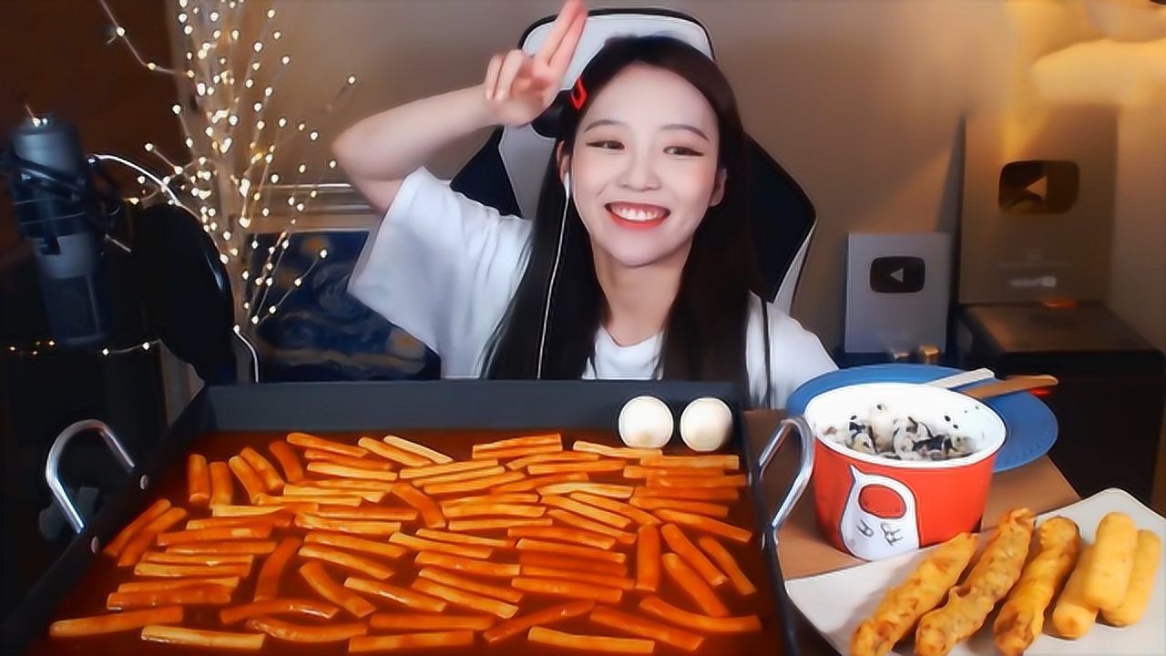 炸鸡少女shugi韩国吃播狂吸超大盘辣炒年糕挑战一口吞5根