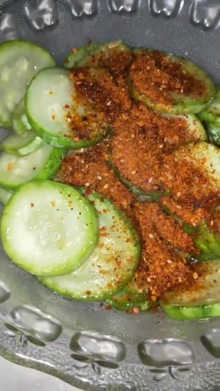 食材食用油小瓜烧烤辣椒粉新鲜刚摘回家的小瓜很好吃