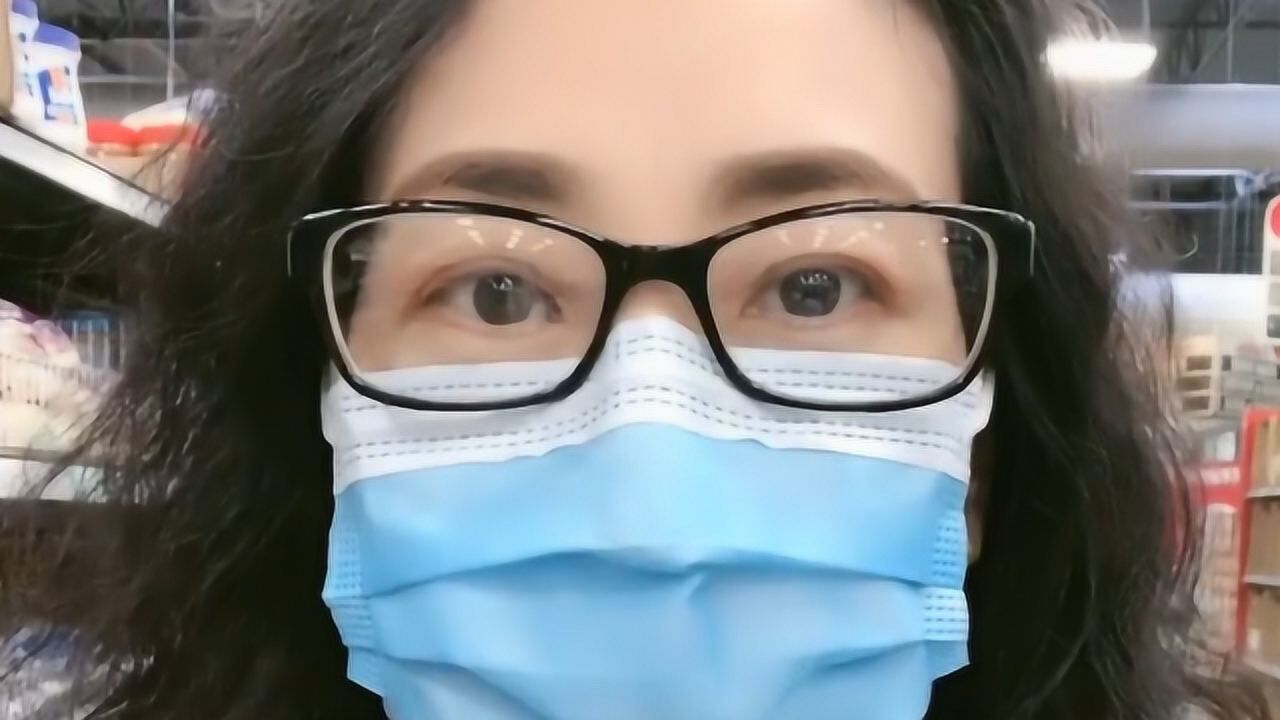 疫情期间,美国华人在超市发来一段视频,原来美国不光缺口罩,还缺这