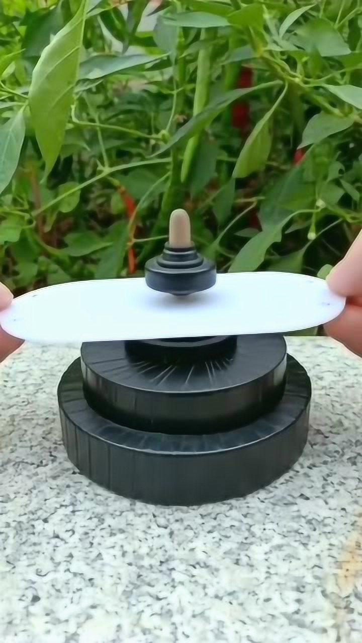 试玩磁悬浮陀螺用力旋转可以神奇的悬浮在空中好神奇