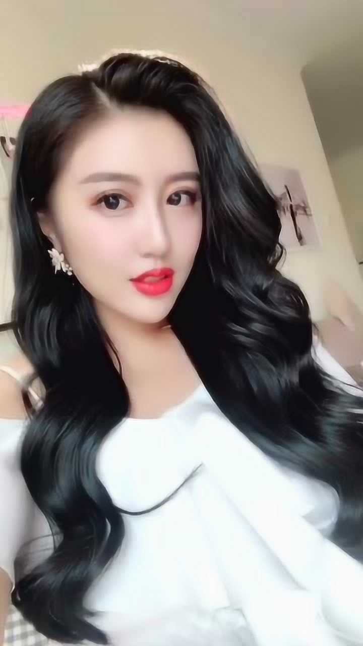 美女一个人在家自拍,气质优雅迷人,身上的白色衣服让我沉醉