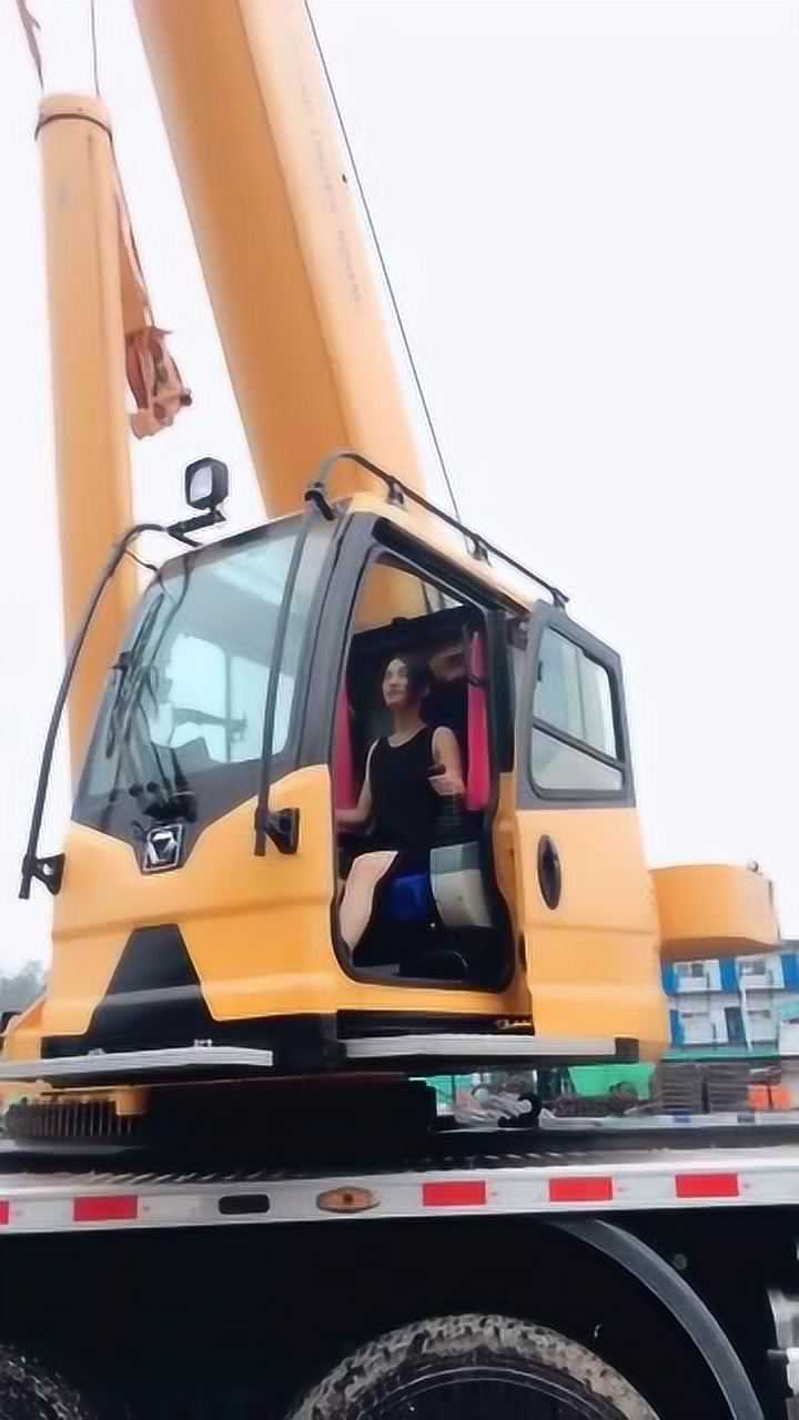 美女操作吊车看起来有点厉害哦