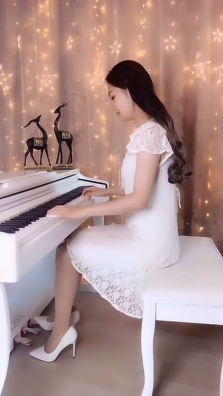 小姐姐在家弹钢琴,看这优美的背影,就知道是个很有气质的小姐姐!
