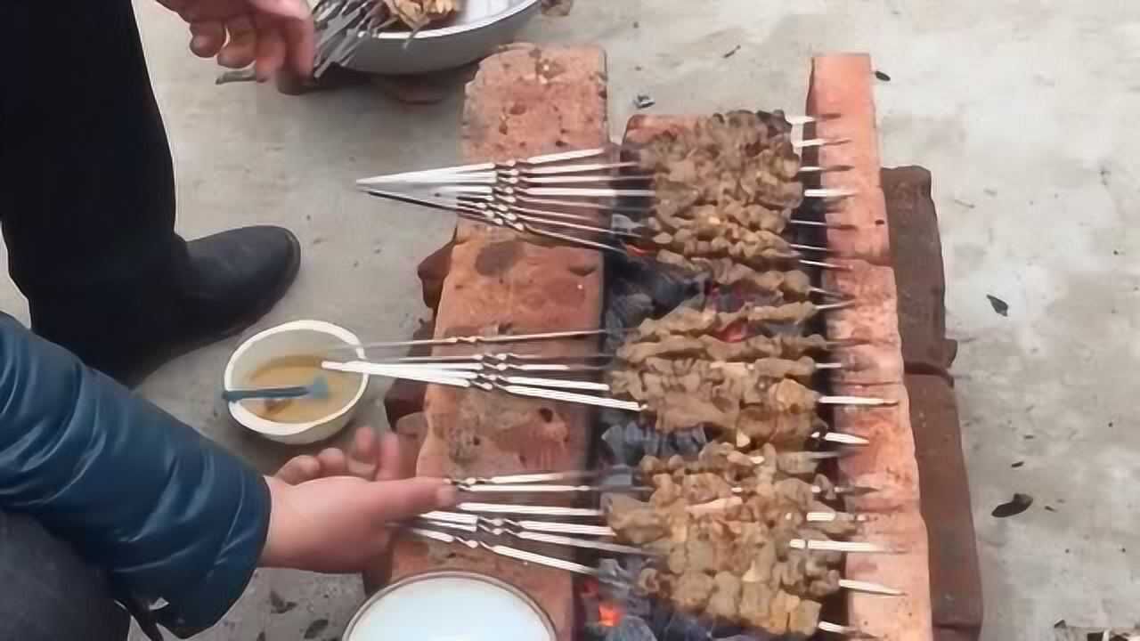 在农村想吃烧烤了用两块砖头支了个架子亲戚都夸我能干