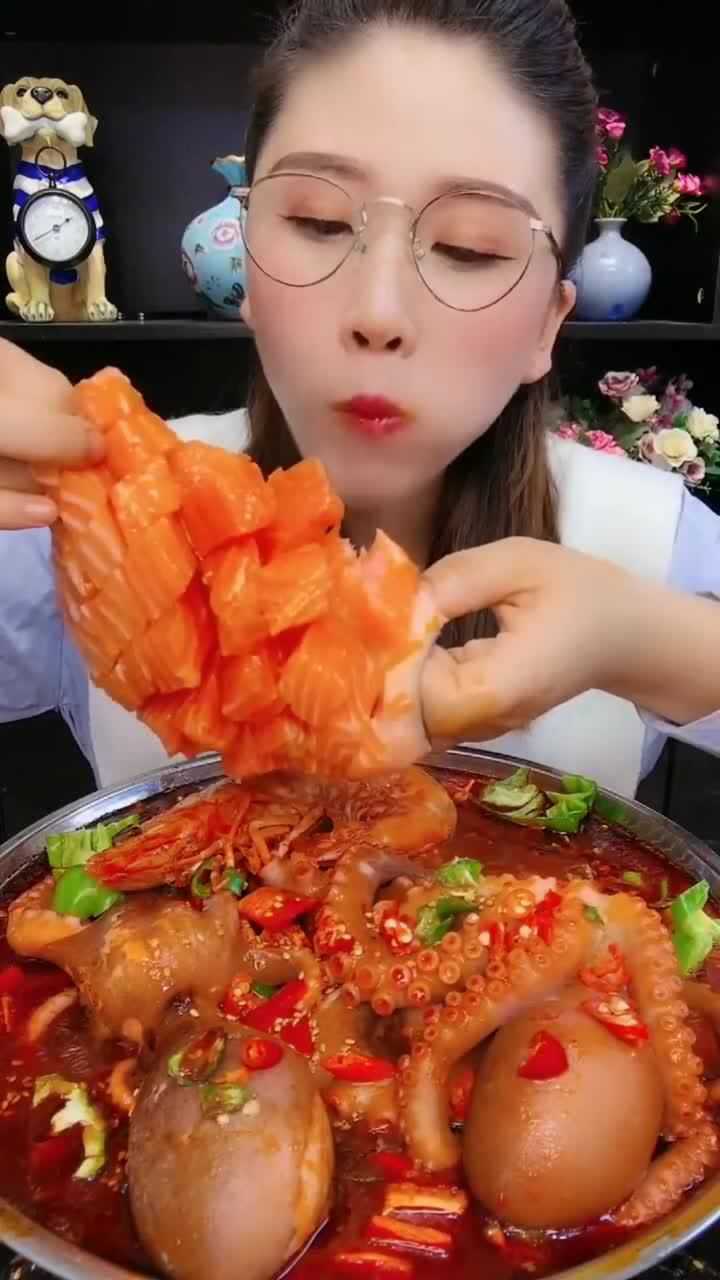 美女直播吃三文鱼竟吃出了这种感觉难道这就是幸福的味道