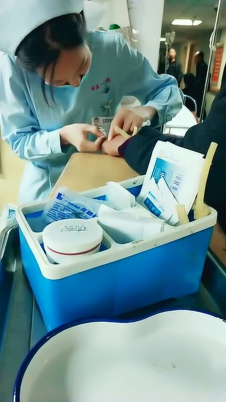 护士扎针:美女护士小姐姐给我扎针,悄悄告诉你,一点都不疼