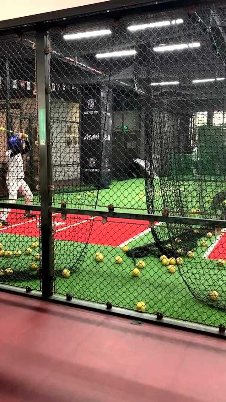 室内棒球棒球发球机