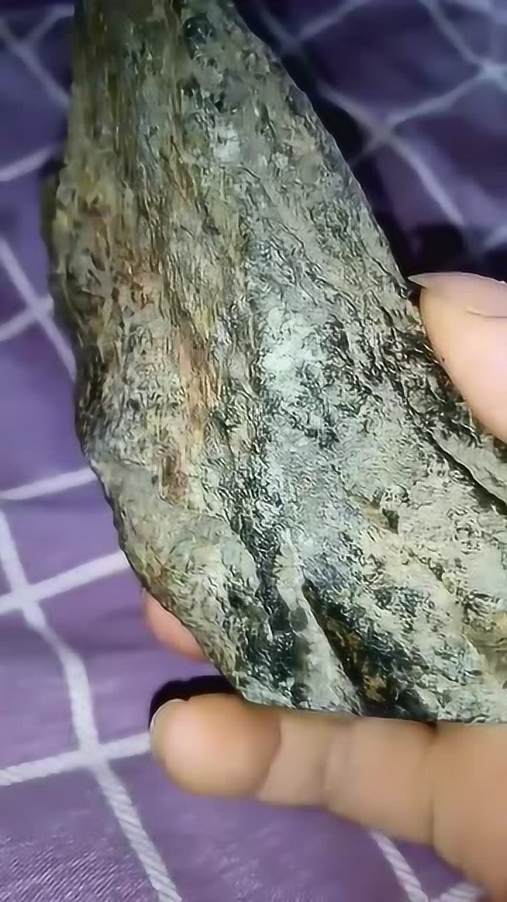 辉玻无球粒火星陨石切面深绿带蓝色有深色云雾状团块