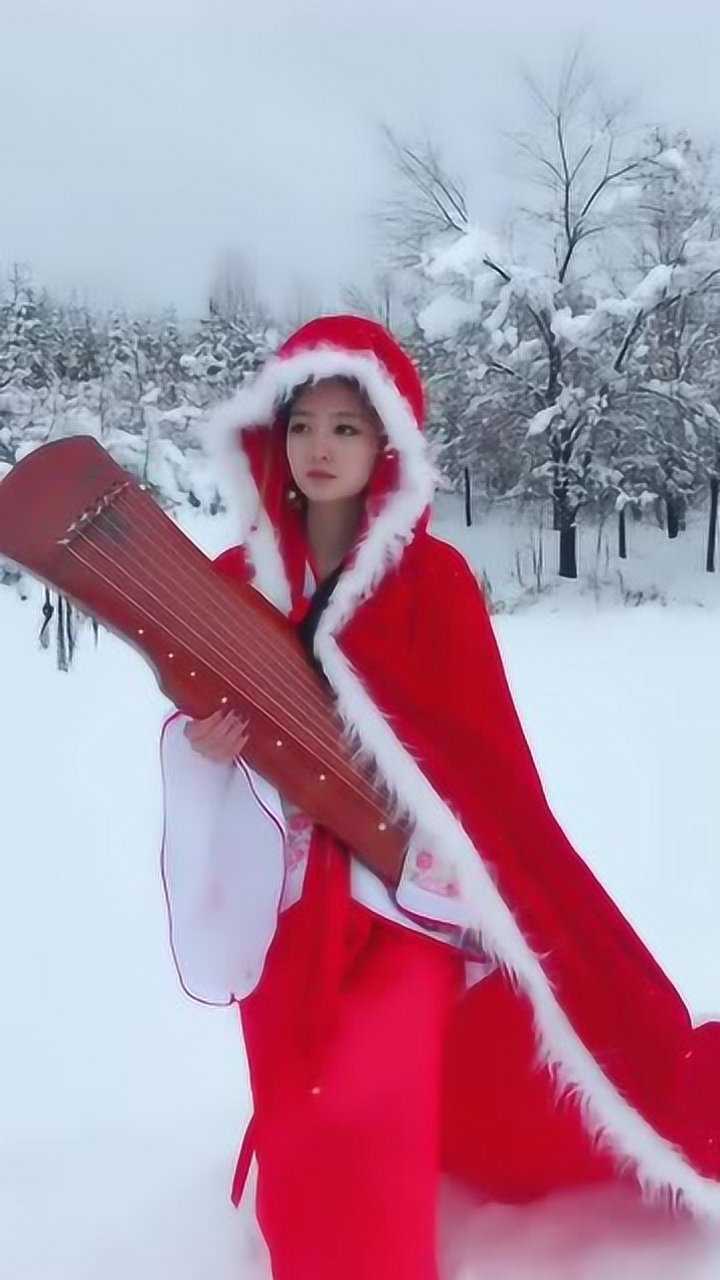 這個美女火了穿著古裝雪中漫步