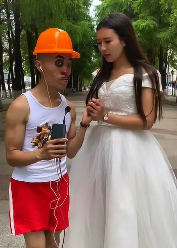 光头强这是结婚了吗?竟然有个美女穿着婚纱,光头强的艳福不浅啊!