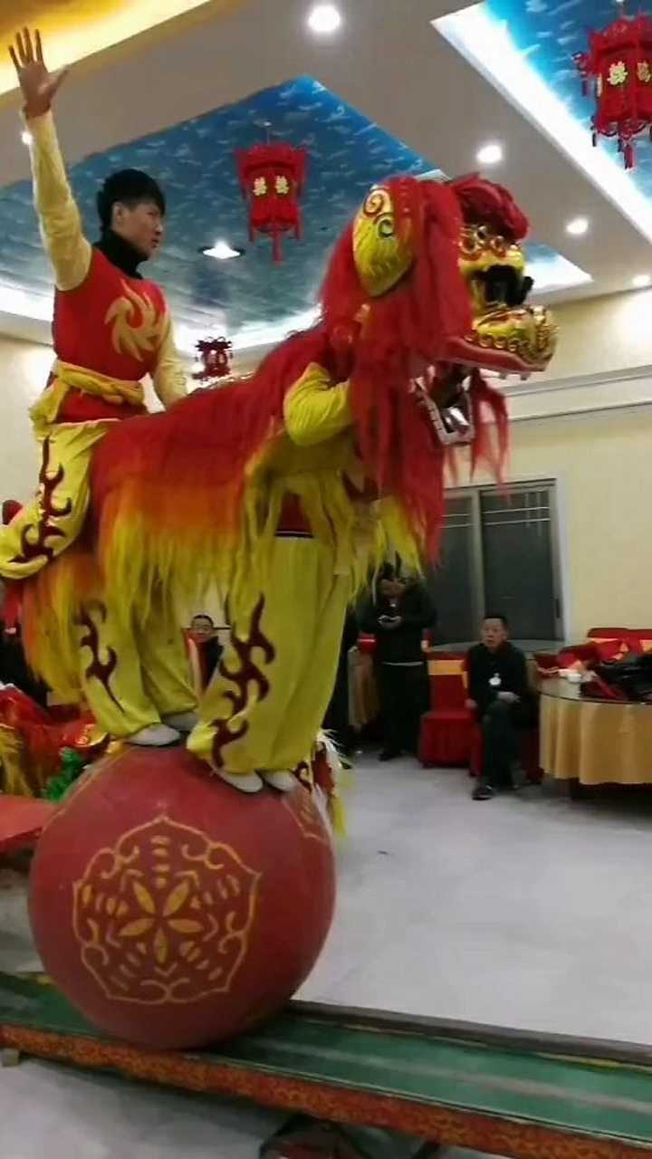 这种舞狮表演非常精彩,现场的观众全都看得目不转睛_高清1080P在线观看平台_腾讯视频