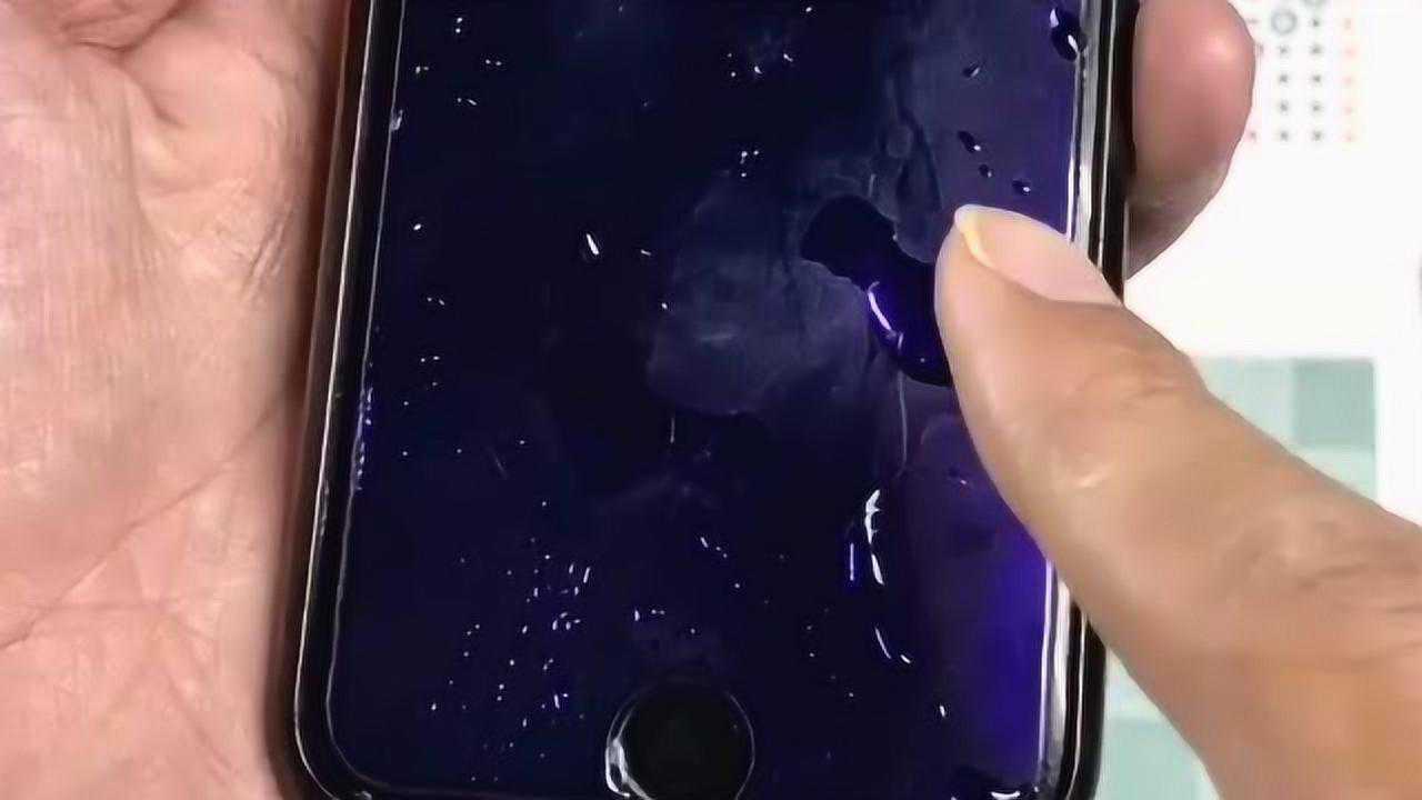 手机掉水里的可怜图片图片