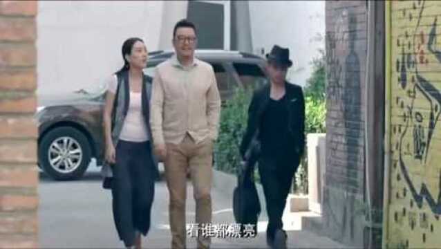 夫妻一同逛画廊,感慨有了儿子,两人的生活才完美