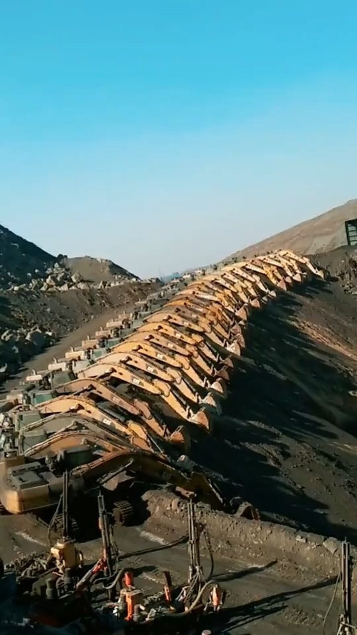 家里有矿挖掘机大货车排列整整齐齐