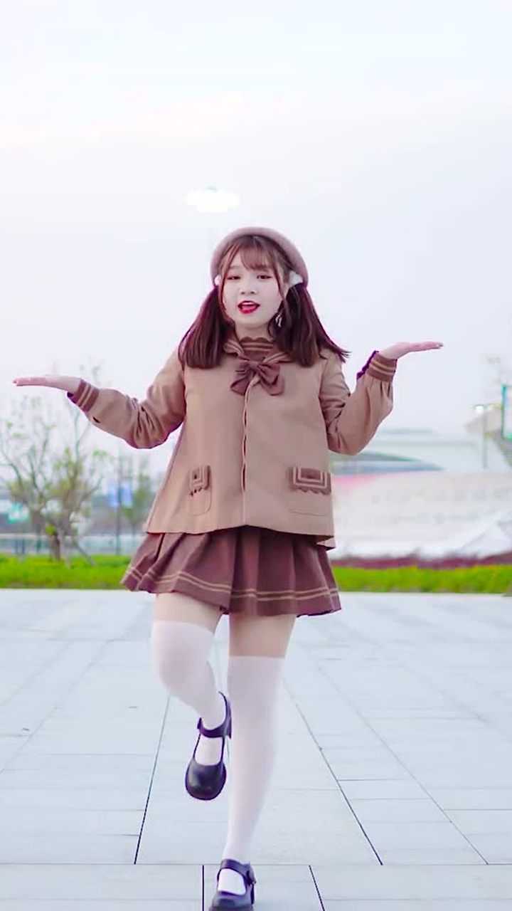 白丝妹妹在无人广场跳宅舞,每个动作都超甜!_腾讯视频