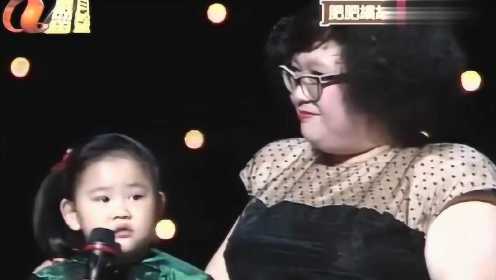 郑欣宜小时候好可爱，登台和妈妈沈殿霞唱歌互动！