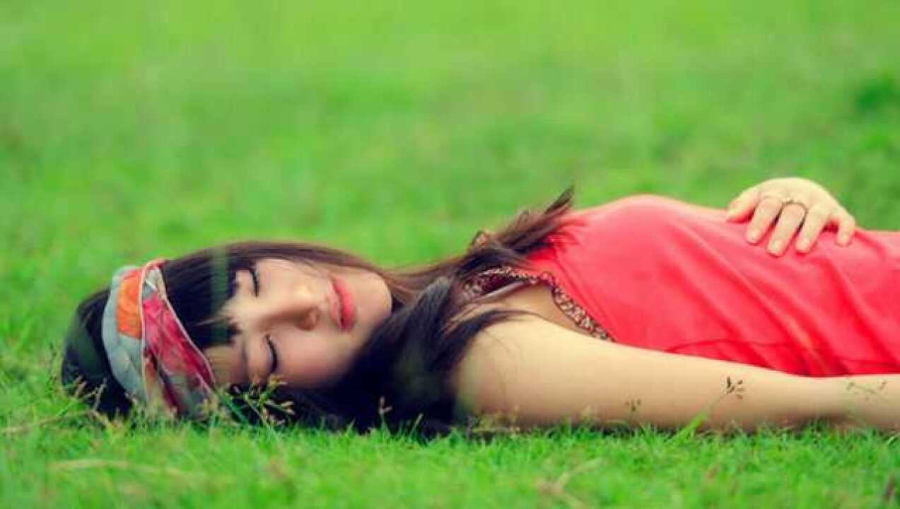 睡觉平躺好还是侧躺好?中老年人采取这种睡姿,对心血管有利