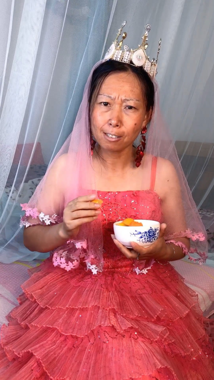 50岁大妈和网恋小哥哥结婚当天化妆不来了可急坏了