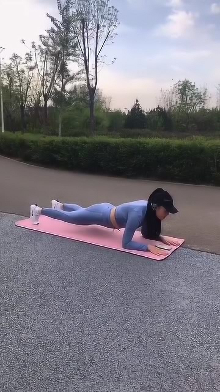 晨练拍到的美女平板支撑做的不错