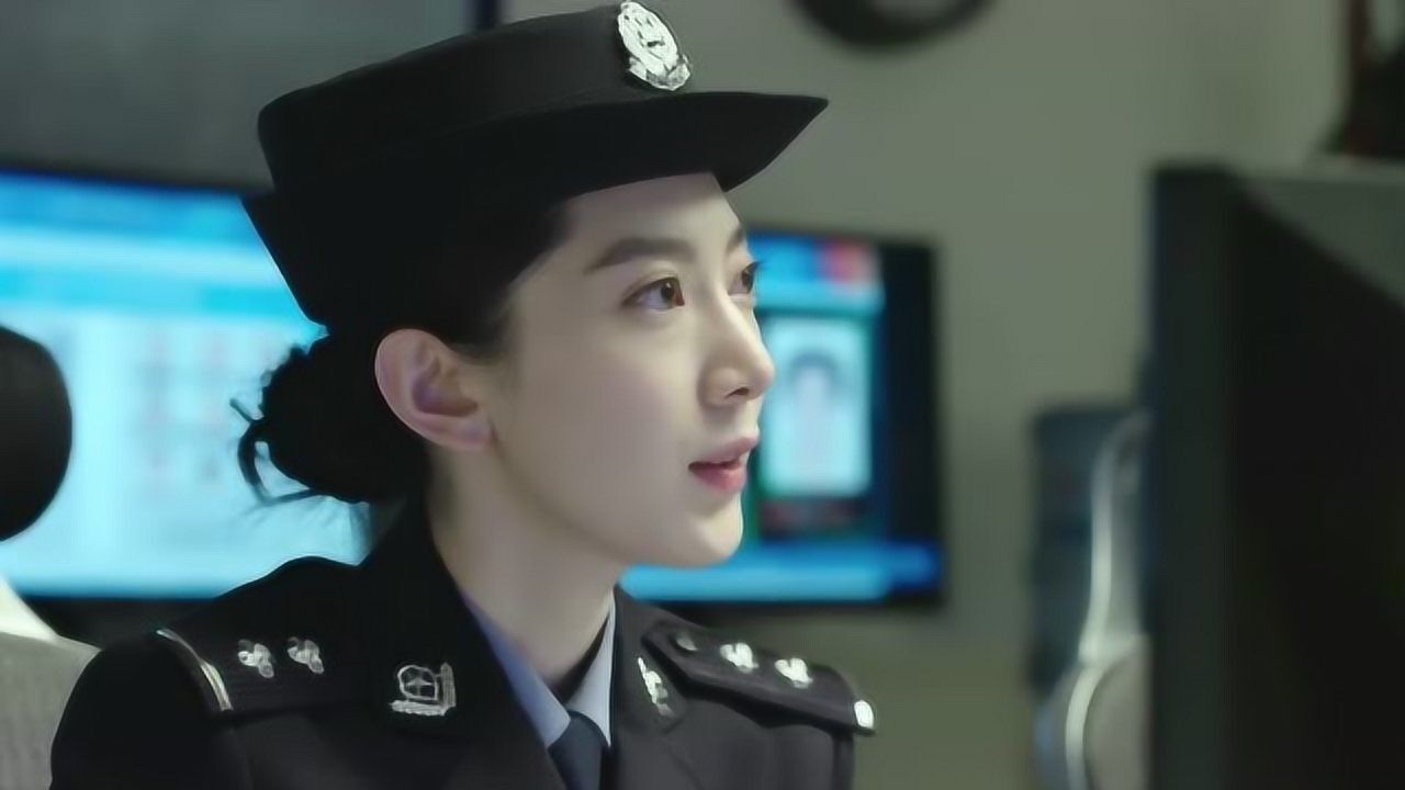 警察锅哥:简凡一改常态,坚决要亲自去前线,队长夸赞了他