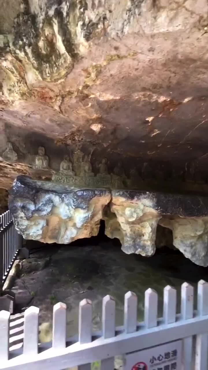 第一次来灵隐寺,就见到了济公睡的石床,其中果然暗藏玄机