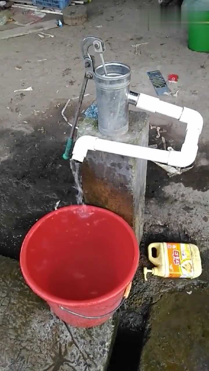 家里的压水井为什么不压也有水流出这是什么现象