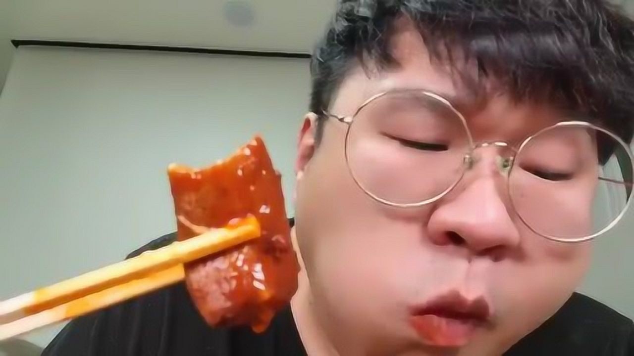 韩国吃播吃东西直接怼脸拍猛