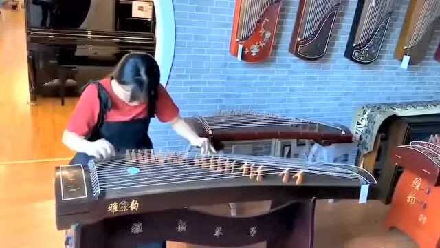 #琴棋书画#【品悦雅韵古筝】 越来越多走专业的孩子选择我们的雅韵古筝𐟑 师傅纯手工打造雕刻,匠心的精神得到传承