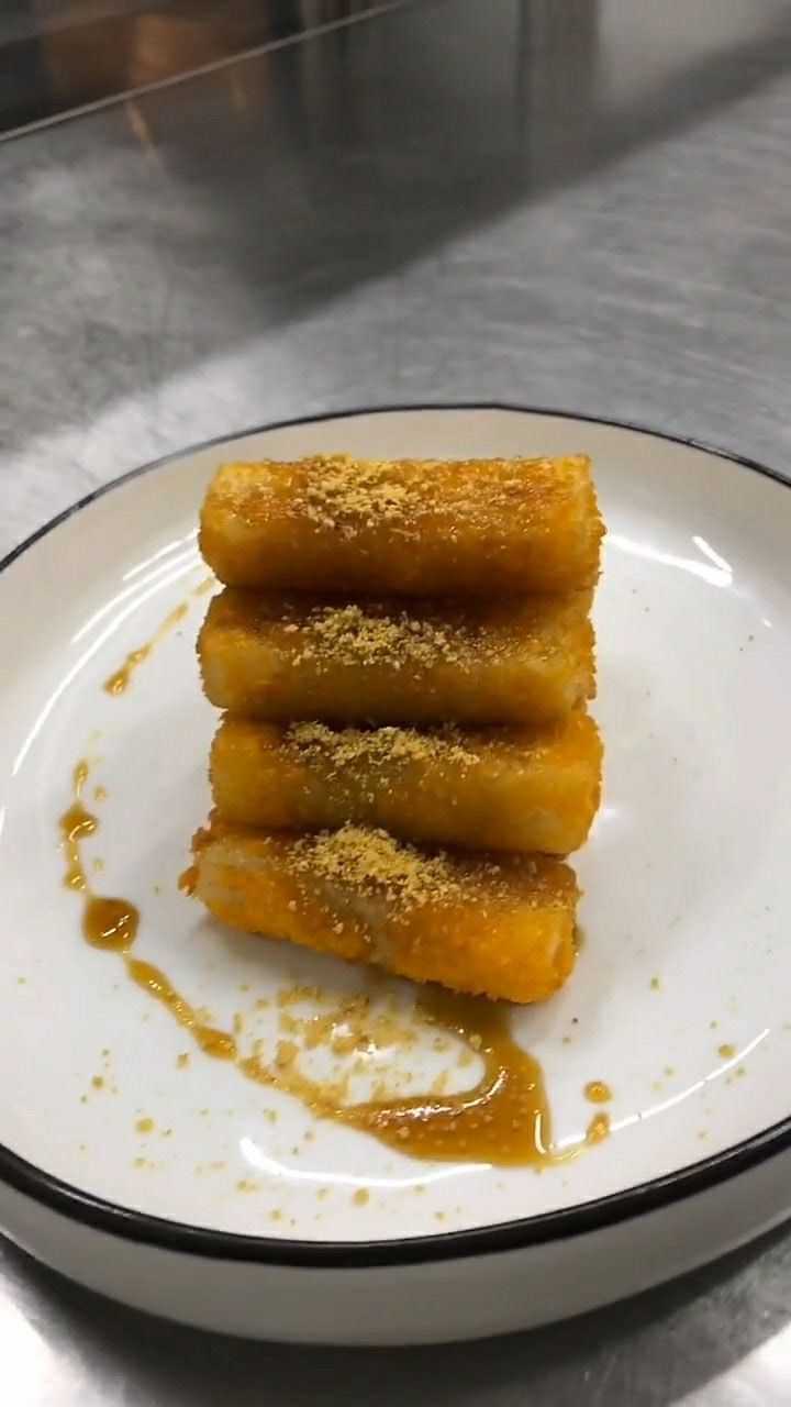 油炸年糕条,外边裹了一层面包糠,外酥里软甜甜的味道