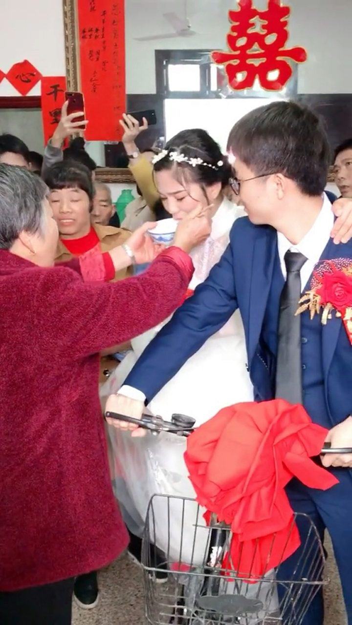 73岁老奶奶20年前收养一个3岁孤儿全靠捡破烂供养到大学毕业新娘今天
