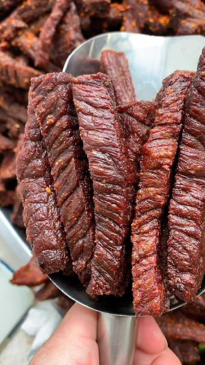 草原上的美味传统牛肉干,风干晾晒而成,特别好吃