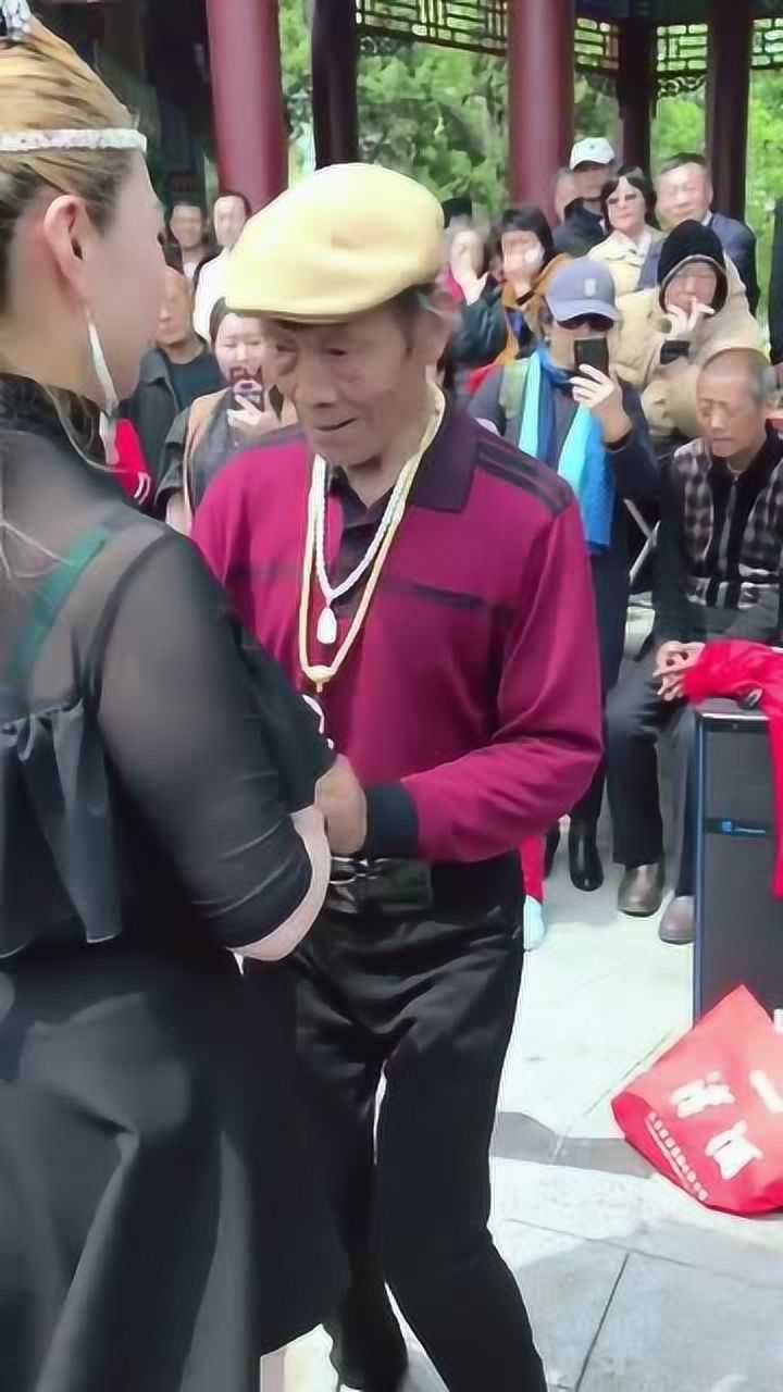 天津张大爷节奏感强跳舞带劲