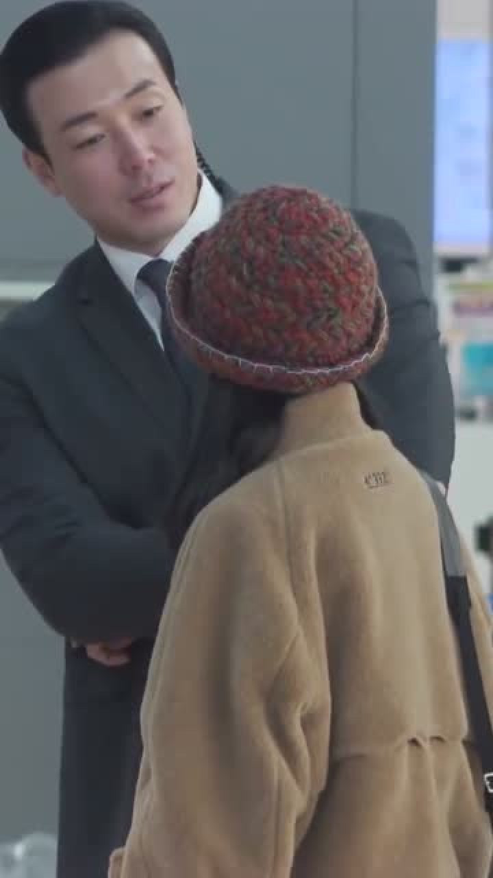 iu李知恩和保镖有说有笑,真活泼!