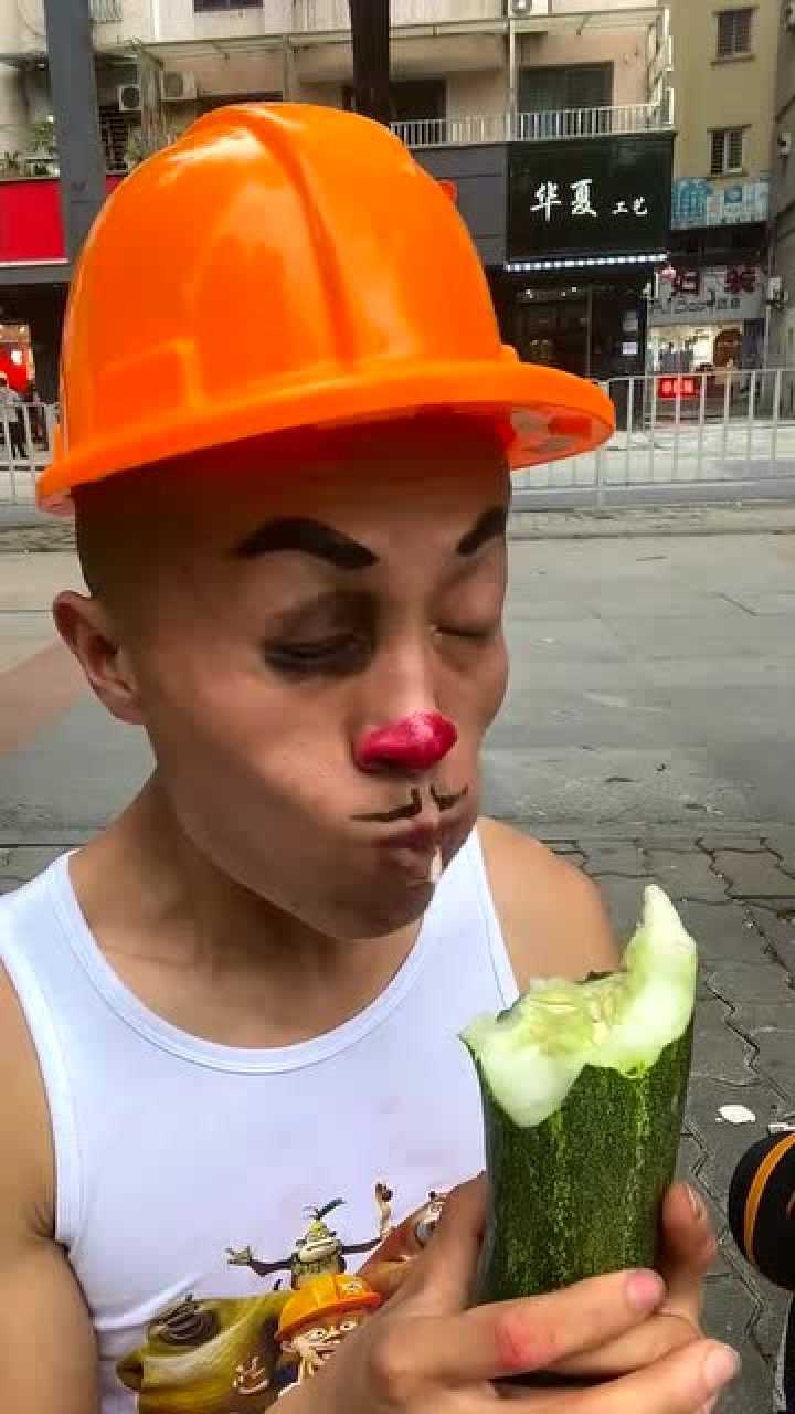 小伙模仿卡通人物一开口就有种本人的感觉实在是太像了