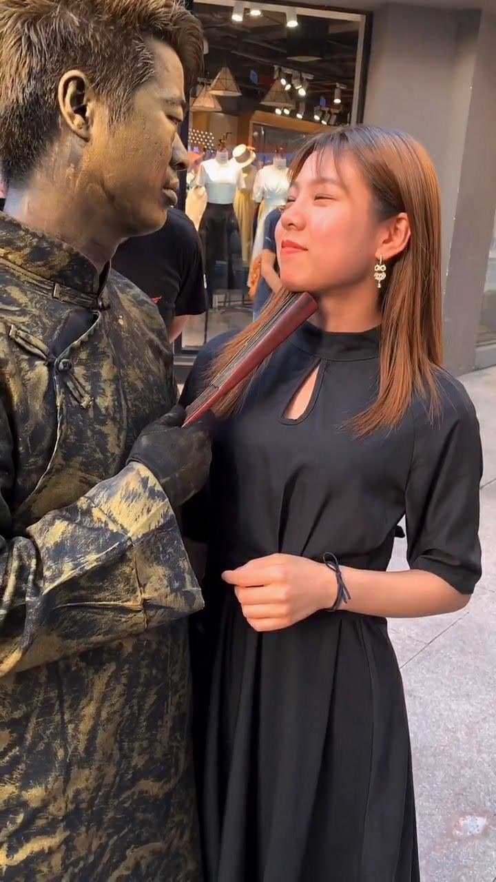 小姐姐和铜人深情的对视了很久真的是太可爱了